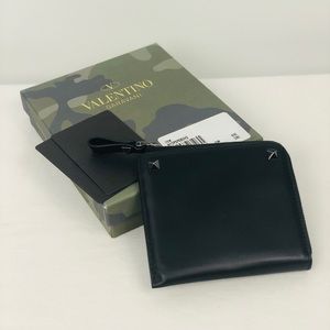 Valentino GARAVANI NWT Rockstud zip around wallet